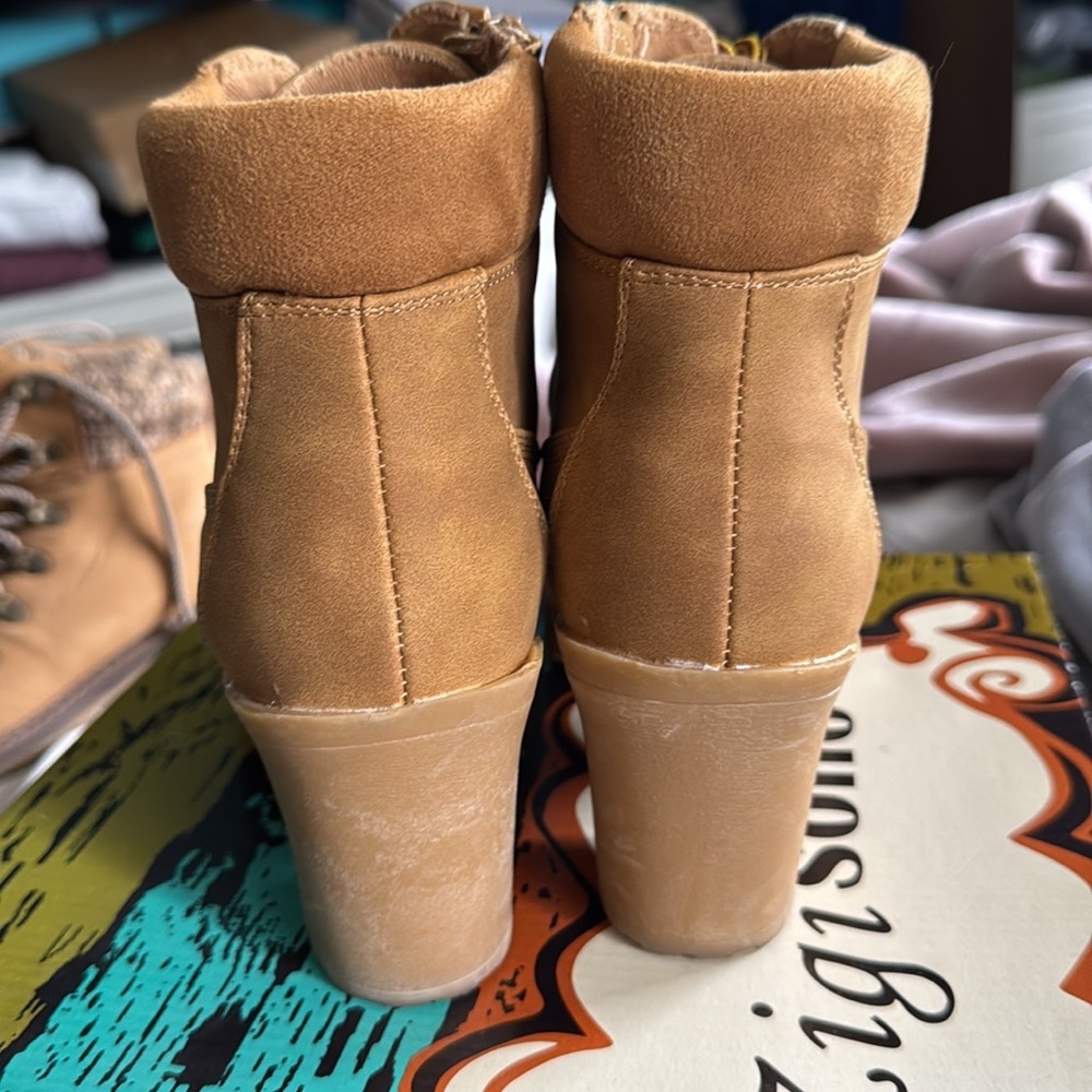 Stylish Tan Ankle Boots for Women - Picture 3 of 5